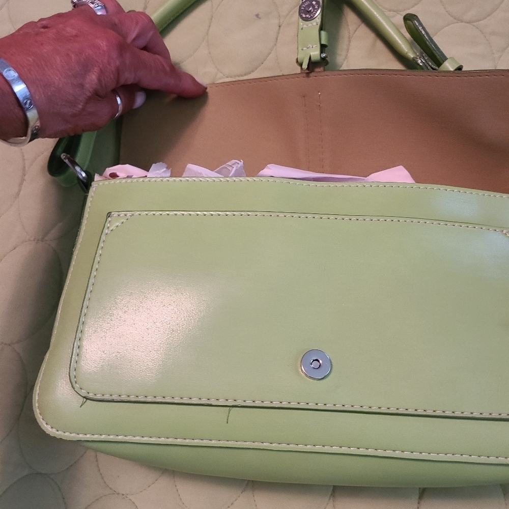 HP 🔥🔥🔥NWOT Mondani purse, handbag Green - Picture 4 of 4